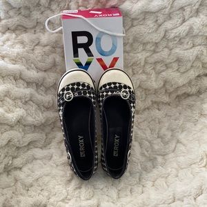 EUC Roxy flats 7 1/2 runs a little big